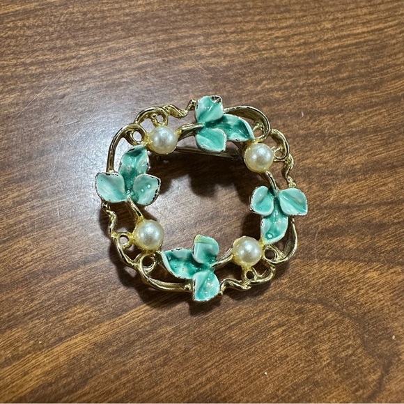 Gerrys Jewelry - Vintage Gerrys Green Enamel Faux Pearl Open Work Circle‎ Pin Brooch